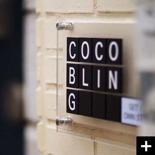 특이한 아크릴현판 Case입니다.