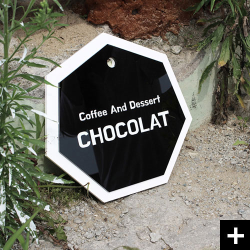 아크릴로 제작된 모던한 담다의 미니간판 Edge No.7입니다.