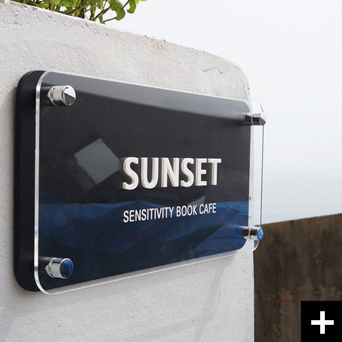 모던한 아크릴현판 담다의 Black Walker.