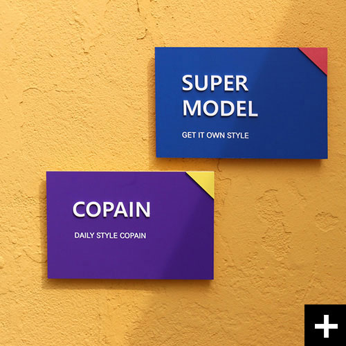 특이한 디자인사인 Complement입니다.