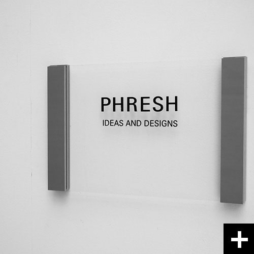 아크릴 스카시가 올라가있는 회사현판 Slide 제품입니다.