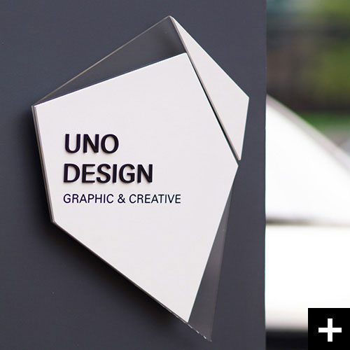 특이한 디자인의 아크릴현판 Crystal Castle 제품 입니다.